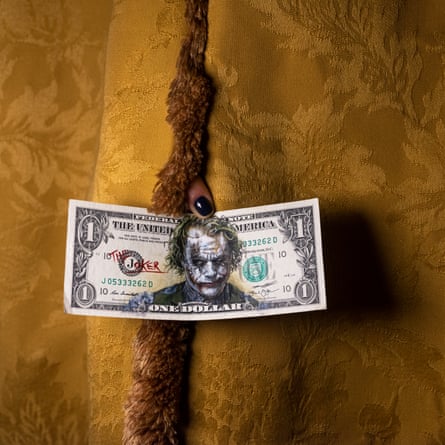 L'art qui utilise l'argent pour faire une déclaration sur la situation financière de l'Argentine devient de plus en plus courant dans le pays. Ce billet d'un dollar trafiqué est l'œuvre de l'artiste Sergio Diaz, photographié par Werning au Teatro Colón, le grand opéra de Buenos Aires