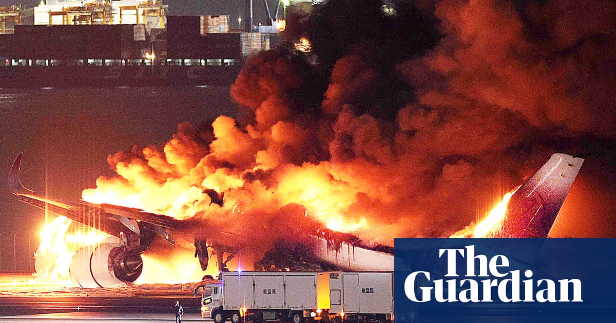 Пилотът който спря безопасно горящия самолет екипажът който се придържаше