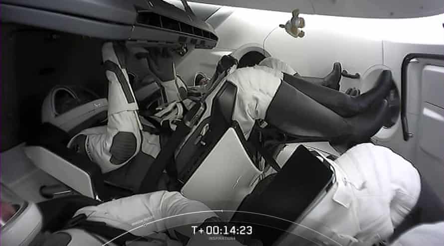 Luksusowy pies unoszący się w kapsule rakietowej SpaceX Falcon 9 niosący załogę Inspiration4.