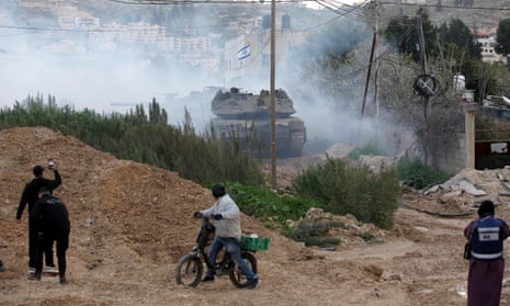 O exército israelense entra na cidade de Jenin com tanques pela primeira vez desde 2002.