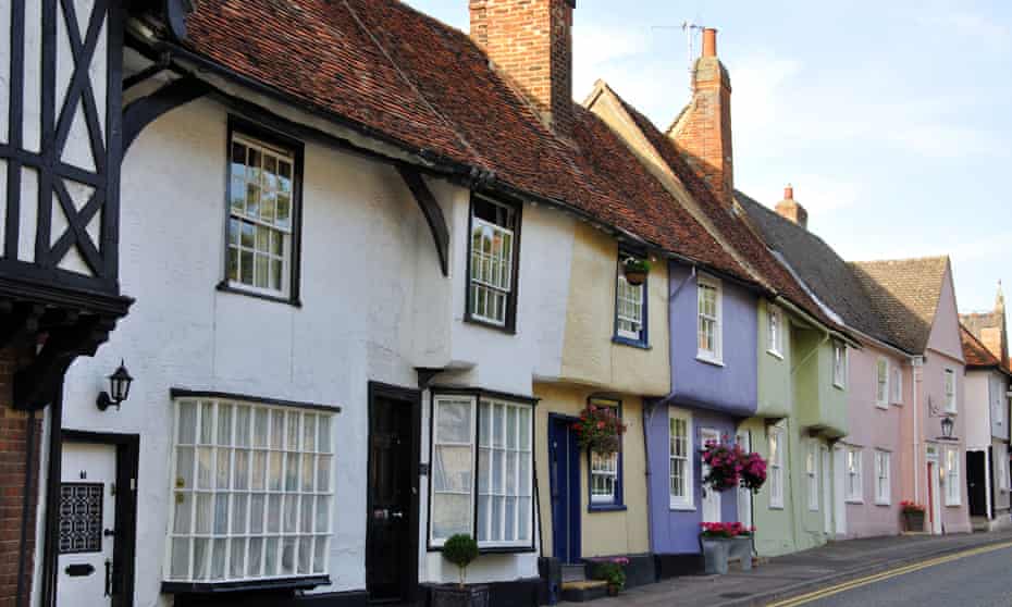 Coloridas casas de época, Castle Street, Saffron Walden, Essex, Inglaterra, Reino Unido. Imagen tomada en 2009. Fecha exacta desconocida.BDF5J6 Coloridas cabañas de época, Castle Street, Saffron Walden, Essex, Inglaterra, Reino Unido. Imagen tomada en 2009. Se desconoce la fecha exacta.
