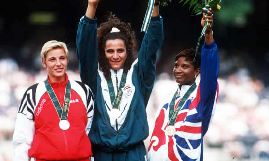 Dennis Lewis di podium