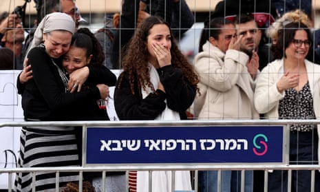 Parentes e amigos do lado de fora do Sheba Medical Center em Ramat Gan, Israel, após o lançamento de três reféns israelenses.