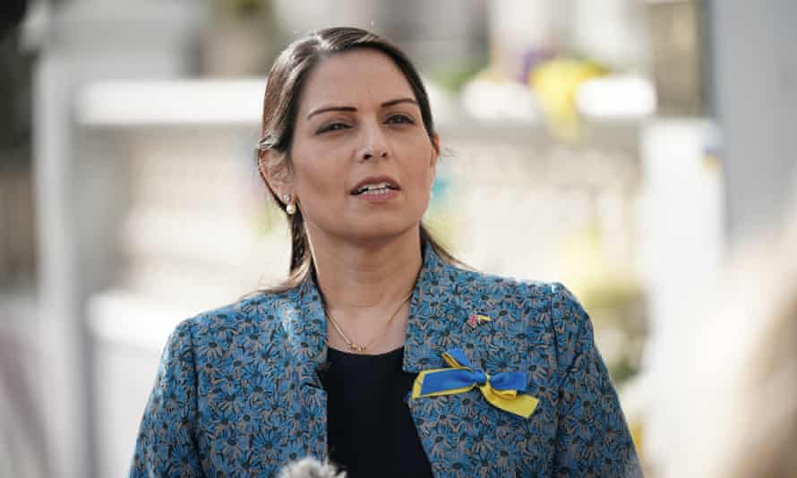 Priti Patel, ministre britannique de l'Intérieur, s'adresse aux médias devant l'ambassade d'Ukraine à Londres.