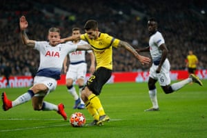 Pulisic shoots.