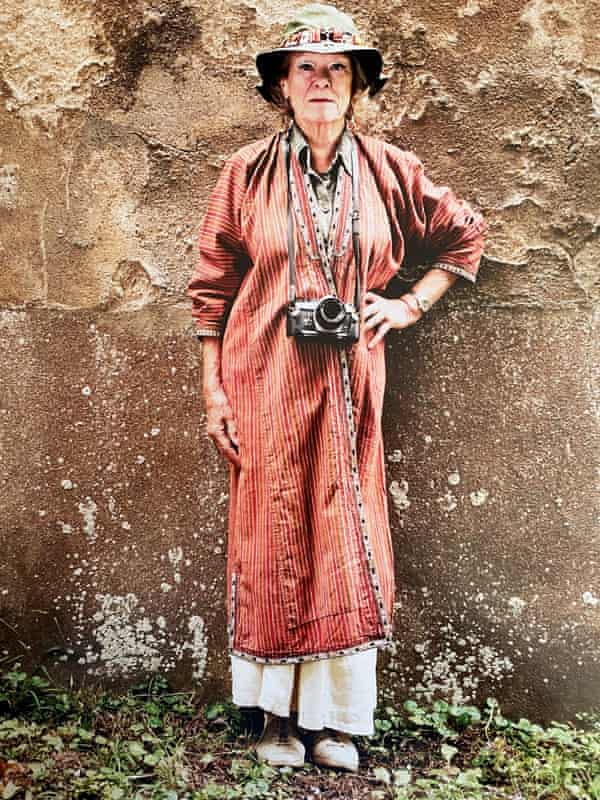 Sheila Paine, pavaizduota 2005 m. pabaigoje, vilkinti kai kuriuos uzbekų ir turkomanų tekstilės gaminius, kuriuos rado kelionėje