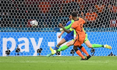 Georginio Wijnaldum puts the Netherlands 1-0 up against Ukraine