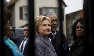 هيلاري كلينتون تزور نصب تذكاري لضحايا العنف المسلح يسمى 'الاطفال من بلوك "، في شيكاغو في شهر مارس.