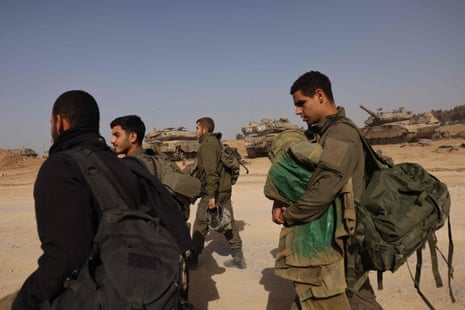 Des soldats israéliens se rassemblent près de la frontière avec la bande de Gaza, dans le sud d'Israël, le 26 novembre.