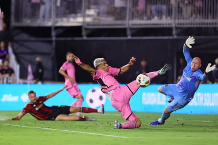 Inter Miami forward Luis Suárez, center, tries to shoot past Atlanta United goalkeeper Brad Guzan during Saturday’s second half.