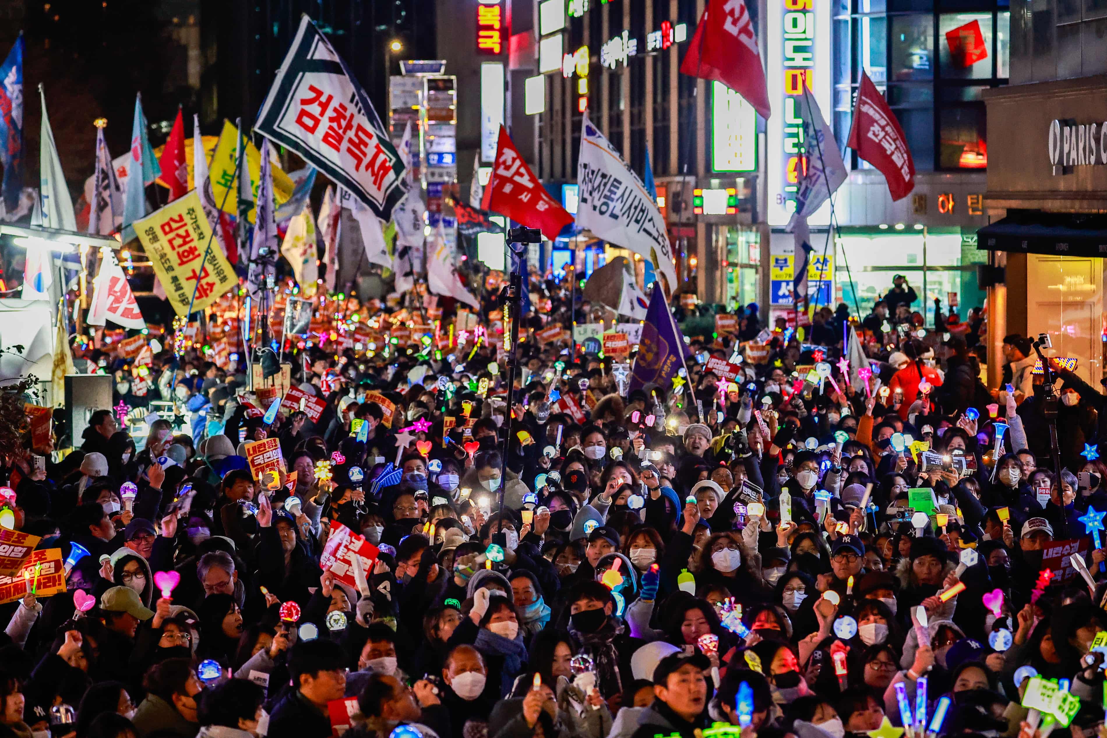 South Korea police raid President Yoon’s office over martial law declaration (theguardian.com)