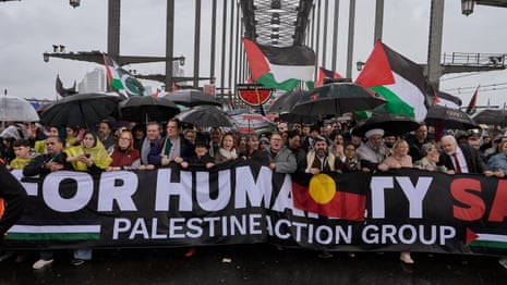 Protestocular, Sydney Harbor Köprüsü'nde Mart ayında Filistin'i desteklemek için zikrediyor - Video