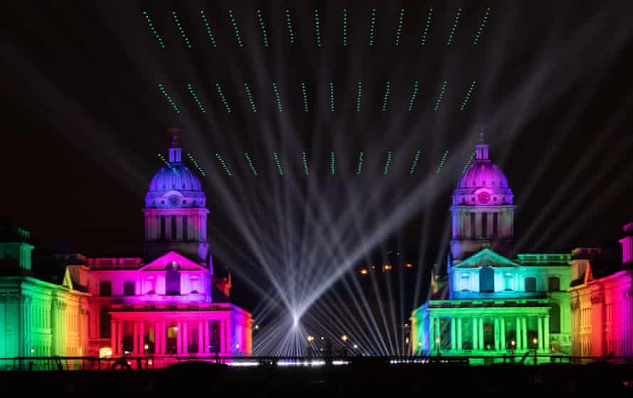 Los drones y la iluminación llamativa dan nueva vida al antiguo Royal Naval College en Greenwich, Londres.
