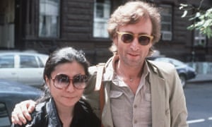 John Lennon y Yoko Ono en la ciudad de Nueva York.  La policía alemana arrestó a un hombre sospechoso de manipular objetos robados de los bienes de los Beatles en 2006.