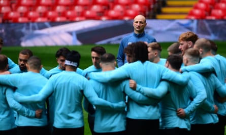 Les joueurs anglais se serrent sous le regard de leur entraîneur-chef Steve Borthwick.