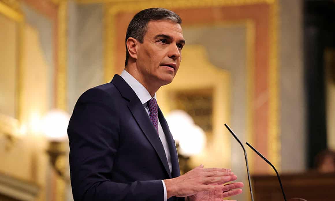 Pedro Sánchez at mic indoors