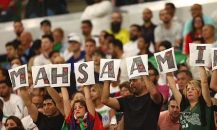 Spectators match pay tribute to Mahsa Amini