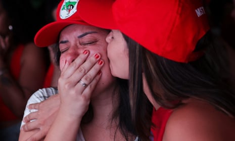 Apoiadores de Lula reagem quando os resultados do segundo turno da eleição do Brasil chegam.