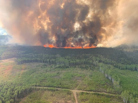 دود از آتش‌سوزی Bald Mountain در منطقه جنگلی Grande Prairie در نزدیکی آلبرتا، کانادا بلند می‌شود.