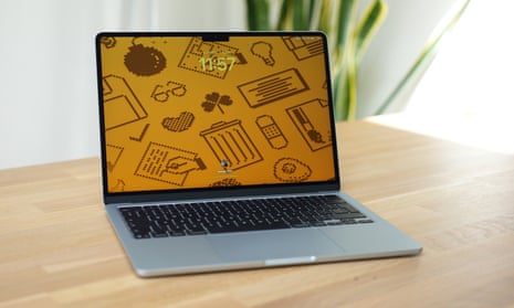 Обзор Apple MacBook Air M4, демонстрирующий экран блокировки на столе.
