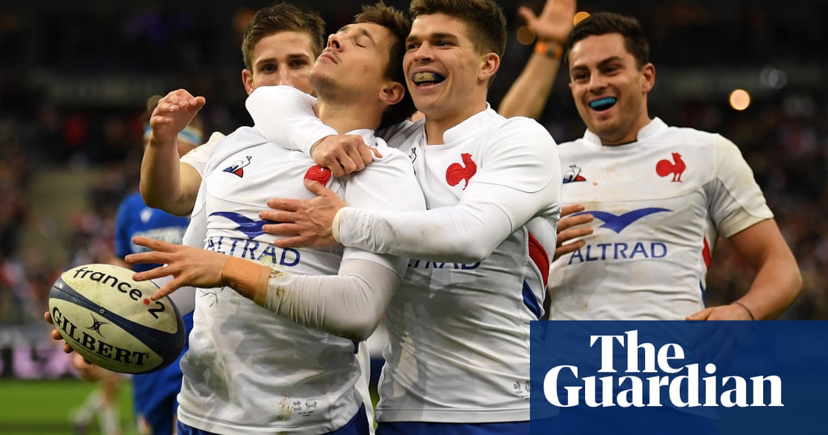 France stay on course for grand slam with bonus-point win over Italy