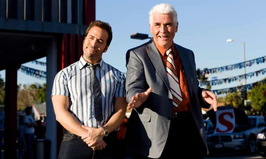 Driving My Car... Jeremy Piven dan James Brolin sebagai salesman mobil di The Goods: Live Hard, Sell Hard.