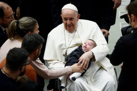 Se ve al Papa Francisco sosteniendo a un niño hoy durante su audiencia general semanal en el Vaticano.