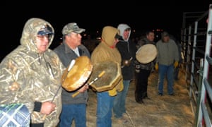 TheTatanke Oyate, Buffalo Nation, cantanti della Fort Peck Reservation di Poplar, nel Montana, cantano una canzone di benvenuto per i bisonti che arrivano dal Parco Nazionale di Yellowstone lunedì 19 marzo 2012. Sessantaquattro bisonti del Parco Nazionale di Yellowstone sono stati spediti a nord-est del Forte di Montana Prenotazione Peck il lunedì