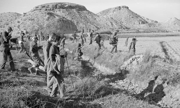 Pilotos estadounidenses en busca de un dispositivo nuclear perdido, 1966.