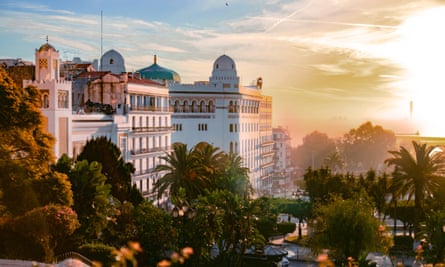 Mohamed-Khemisti Bulvarı üzerinde 1910'da inşa edilen Grande Poste of Algiers.