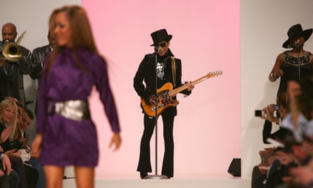 Prince performs before the Matthew Williamson spring/summer 2008 show at London fashion week