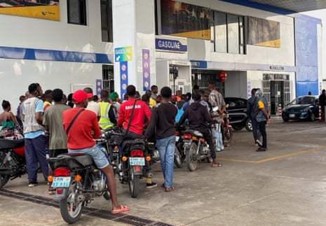 16 अप्रैल, 2026 को काटेम्बे, मापुटो, मोज़ाम्बिक में चीनी स्वामित्व वाले तियान हाई गैस स्टेशन पर ईंधन के लिए कतार में खड़े लोग और मोटरसाइकिल चालक।