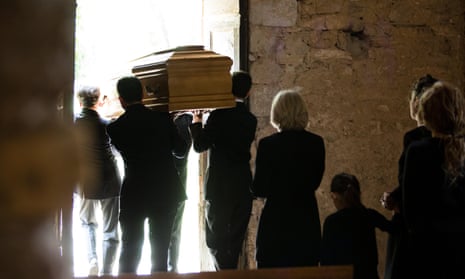 Family following coffin from churchM41D2P Family following coffin from church
