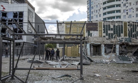 Αστυνομικοί επιθεωρούν τα συντρίμμια