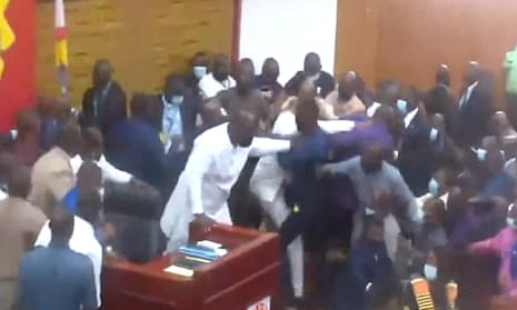 આ દેશની સંસદમાં હોબાળો થયો, સાંસદો વચ્ચે ઉગ્ર ઝપાઝપી થઈ 4 Punches thrown in Ghana parliament over electronic payments tax | Ghana | The Guardian