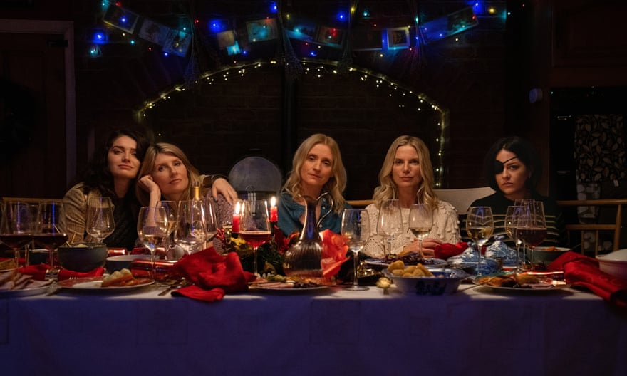 Dernier souper... Eve Hewson, Sharon Horgan, Anne-Marie Duff, Eva Birthistle et Sarah Greene dans Bad Sisters.