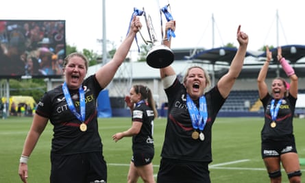 Poppy Cleall (left) raises the trophy with Saracens’ captain, Marlie Packer, after winning the Premier 15s final against Exeter in 2022.