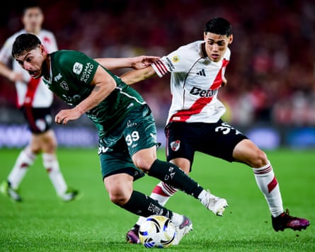 River Plate’s Santiago Lencina battles for possession with Joel Godoy of Sarmiento.
