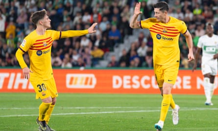 Robert Lewandowski (derecha) celebra con Javi tras marcar el primer gol del Barcelona ante el Elche.