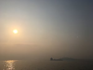 Bến cảng Sydney tắm trong khói lửa, với Fort Denison hầu như không nhìn thấy từ phà Kirribilli