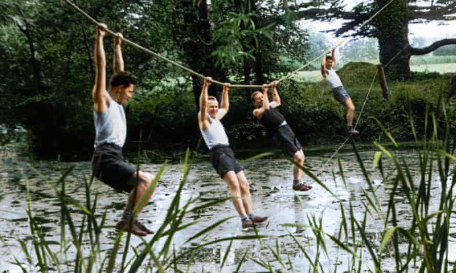 Cichociemni agents on assault course
