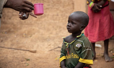 Un niño recibe quimioprevención estacional del paludismo en Goundri, al noreste de la capital de Burkina Faso, Uagadugú.