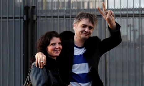 Pete Doherty leaves the Paris court, accompanied by Katia De Vidas, 12 November 2019.