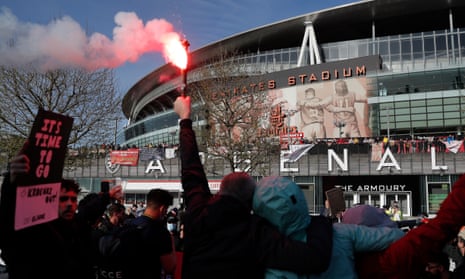 gear mest Engel Thousands of Arsenal fans stage protest against Kroenke outside stadium |  Arsenal | The Guardian