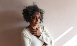 எழுத்தாளர் அருந்ததி ராய் (படம் நன்றி தி கார்டியன்) Author Arundhati Roy