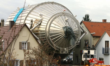 The main spectrometer of Katrin arrives in Karlsruhe in 2006