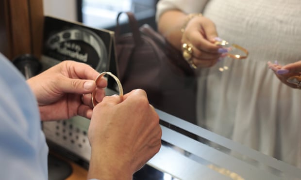 Finch examine les bijoux d'un client