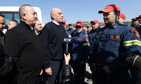 Turkish foreign minister Mevlüt Çavuşoğlu (left) and his Greek counterpart Nikos Dendias (second left) visit search and rescue crews.