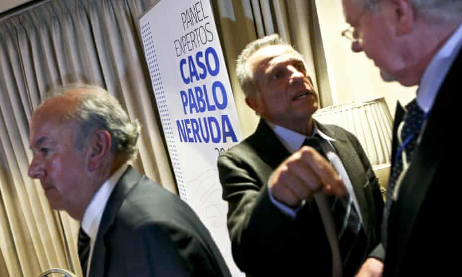 forensic expert Aurelio Luna (centre) and Rodolfo Reyes (left) at Friday’s press conference in Santiago announcing new findings that Pablo Neruda did not die of cancer.