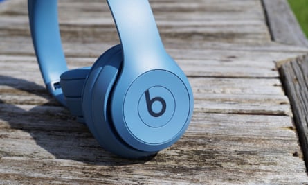 The playback buttons of the Beats Solo 4 headphones.